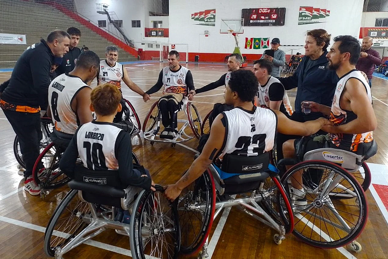 Time Tigres Sobre Rodas reunido na quadra